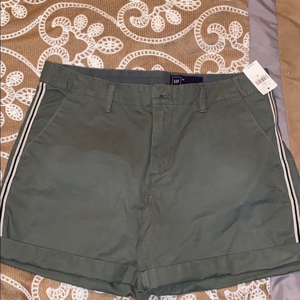 Women's cargo Gap shorts. brand new!